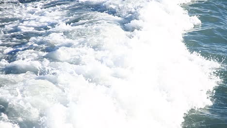 despertar olas en la parte trasera del barco