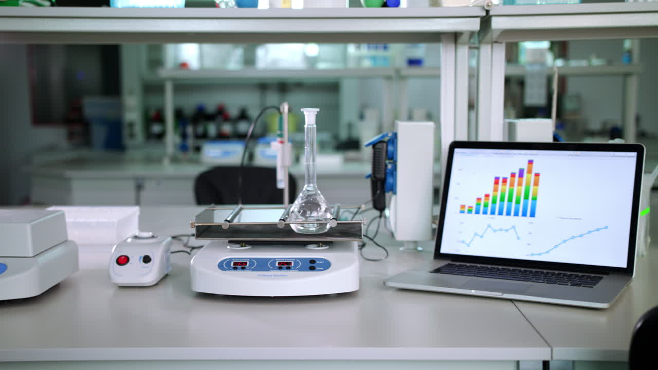 equipo de laboratorio de química. mezcla de líquido puro en un frasco de vidrio en el laboratorio