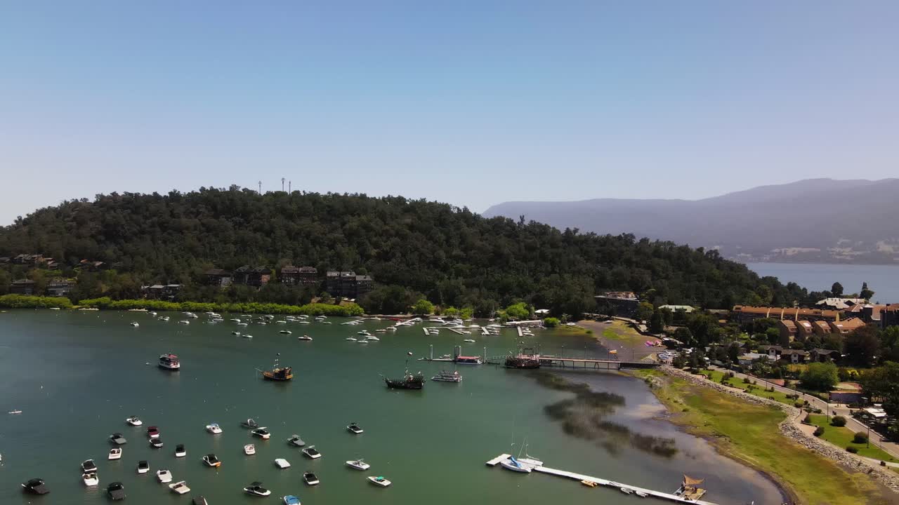 toma aerea del puerto de pucon