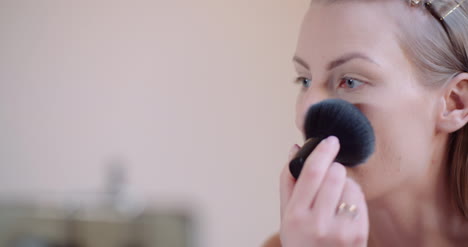 Mujer-Atractiva-Haciendo-Maquillaje-Aplaudiendo-Polvo-5