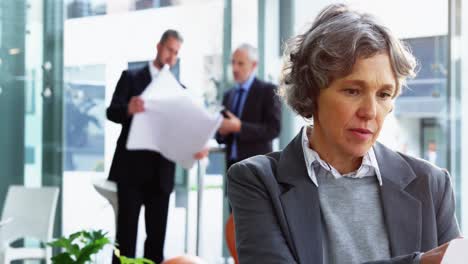mujer de negocios que trabaja en la oficina