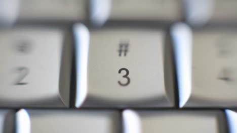 el número 3 está en un teclado de computadora