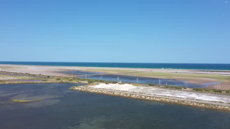 Großer-Salzhaufen-Hafen-La-Nouvelle-Salin-De-Palme-Luftaufnahme-Aude-Occitanie-Frankreich