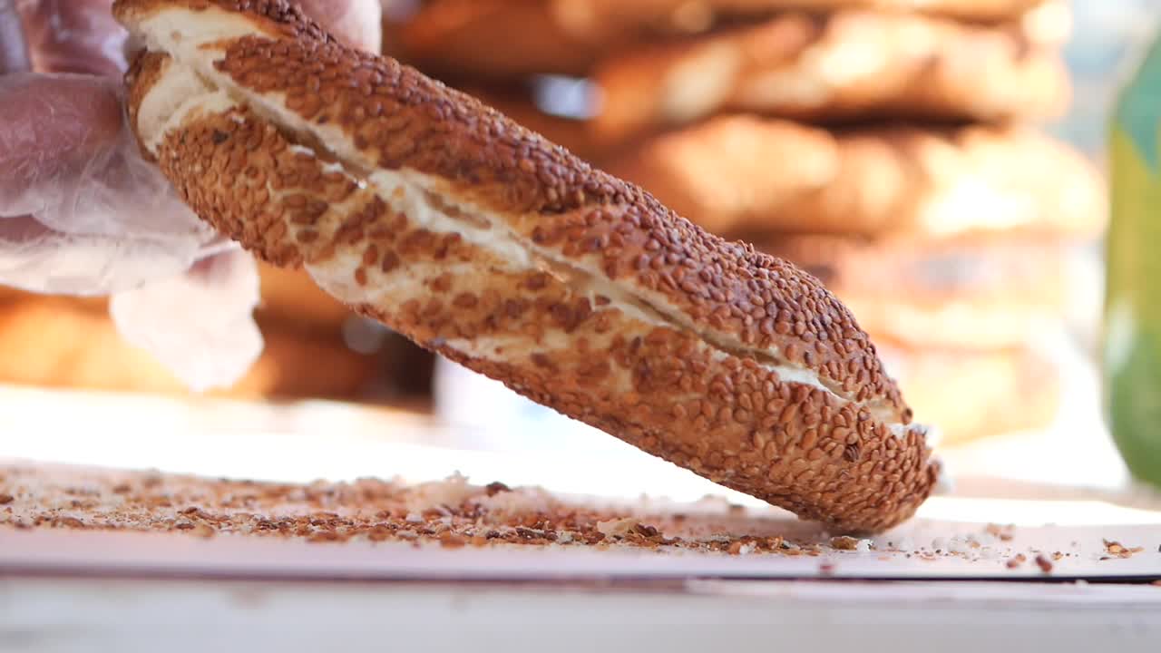 터키 시미트가 부서지는 근접 사진