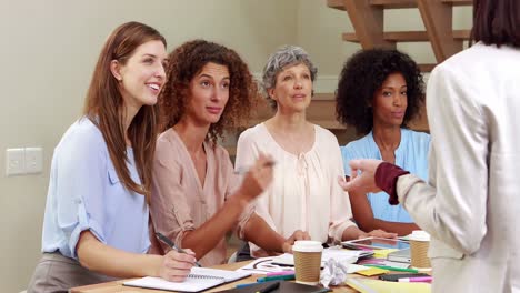 Mujeres-Concentradas-Hablando-Durante-Una-Reunión