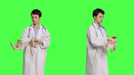 Orthopädie-Spezialist-Hält-Eine-Halskrause-Vor-Einem-Greenscreen