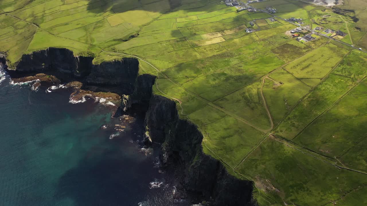 모허의 아름다운 높은 절벽, 아일랜드 해안선, 높은 조감도