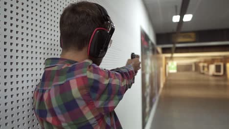 Vista-Rara-De-Un-Hombre-Practicando-Con-Un-Arma-En-El-Campo-De-Tiro