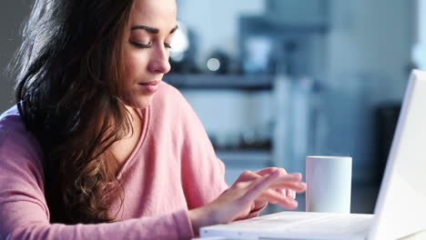 una adolescente deprimida y triste usando una computadora portátil