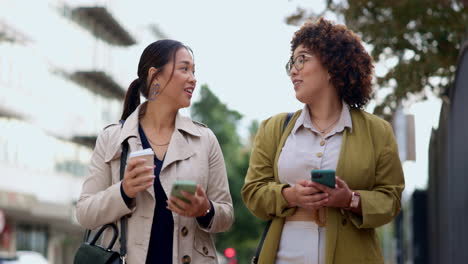 Conversación,-Caminata-Y-Mujeres-De-Negocios.