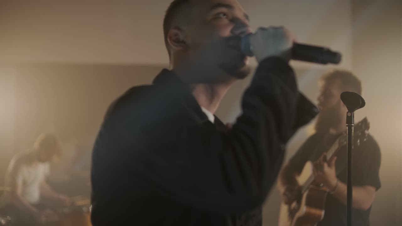 Esibizione dal vivo di una band con Cantante, Bassista, Pianista, Batterista e Chitarrista