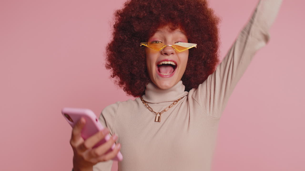 Bambina ragazza bambino usare mobile smartphone navigazione dire Wow sì scoperto grande vittoria buona notizia festeggiare