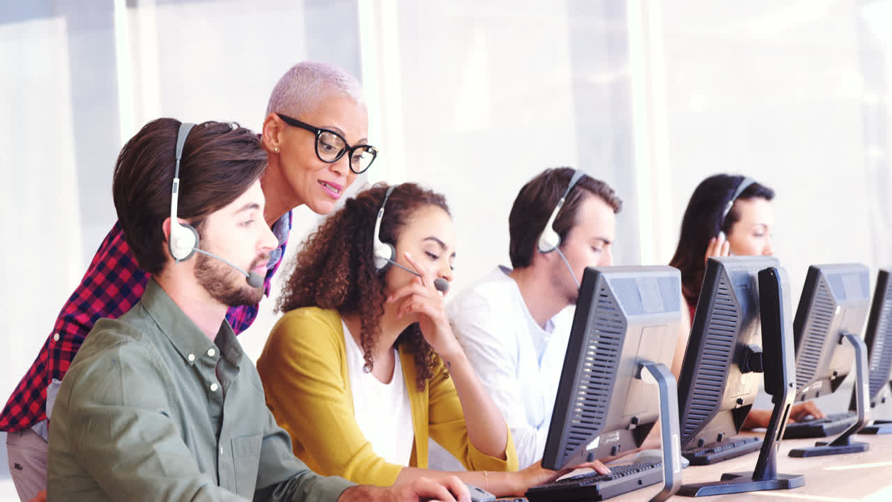 entrenadora de servicio al cliente que supervisa a su equipo