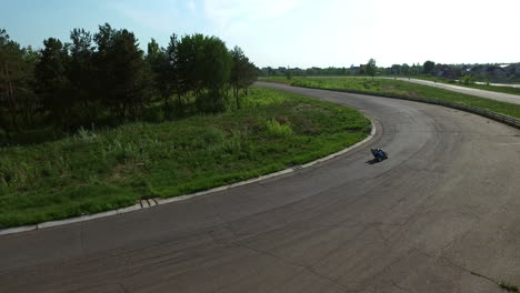 vista de avión no tripulado motociclista conduciendo en la pista de carreras. vista aérea moto conducción