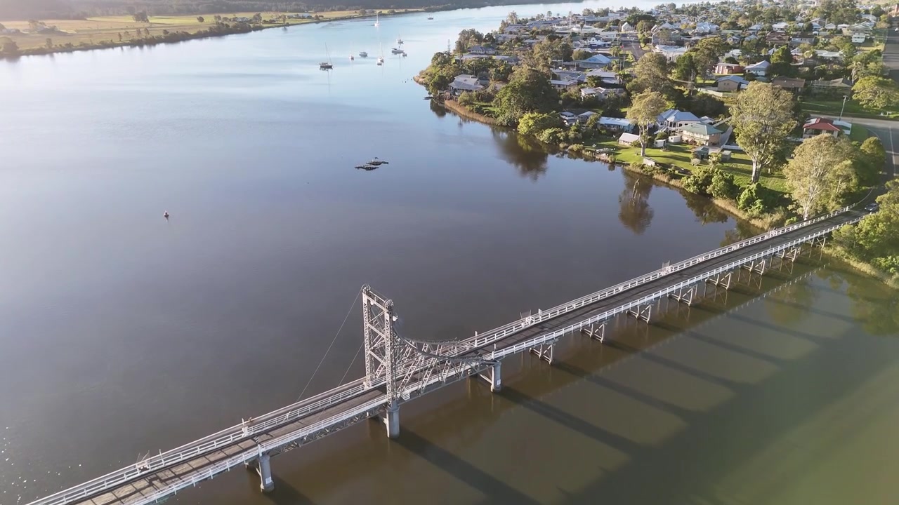 Ripresa con drone dall'alto di un ponte sospeso che attraversa un fiume calmo a Maclean, Australia