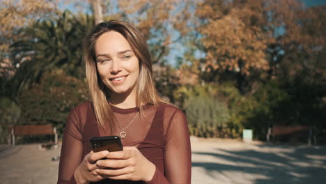 una mujer tímida enviando mensajes de texto y mordiéndose los labios.