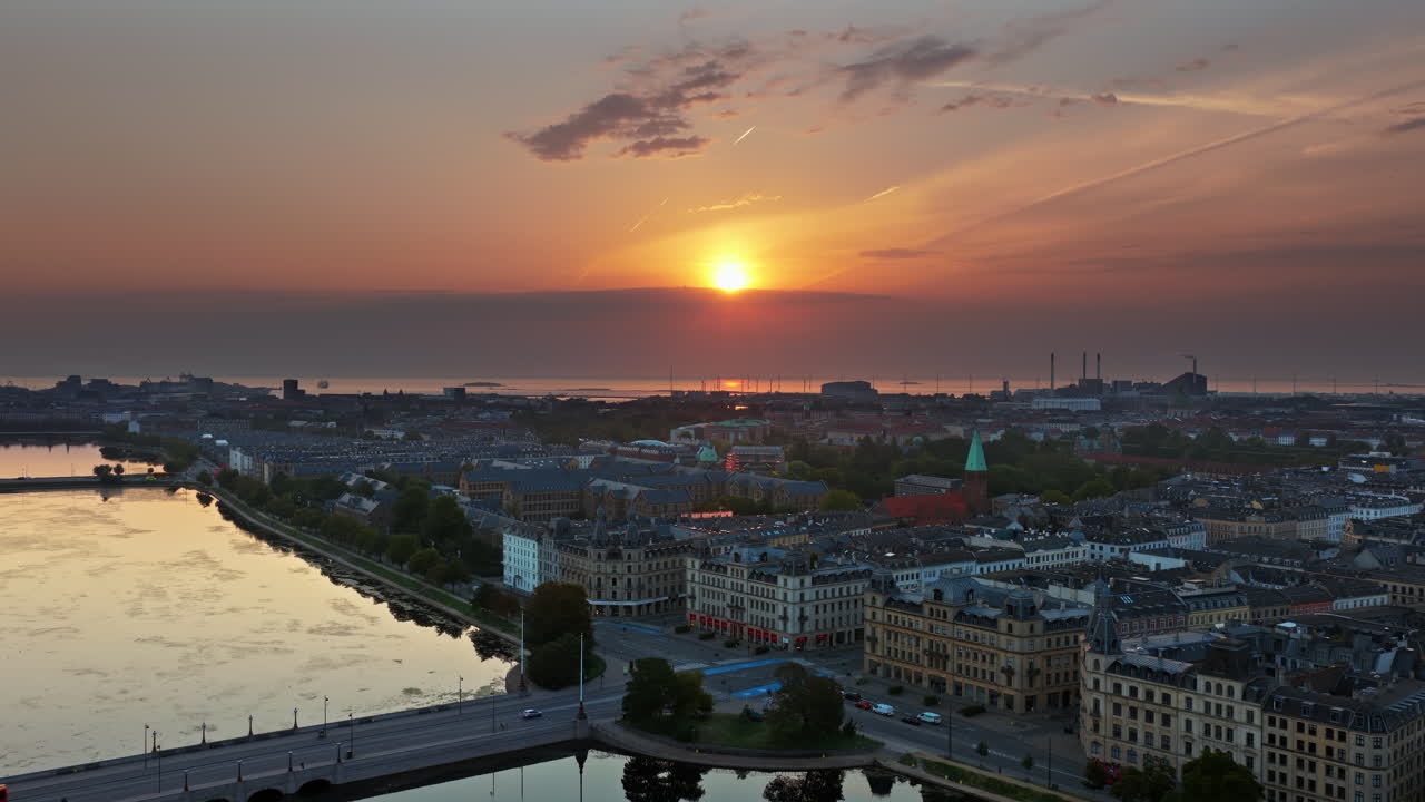 Vista aerea con drone del ponte Dronning Louises che attraversa i laghi di Copenhagen, in Danimarca, all'alba