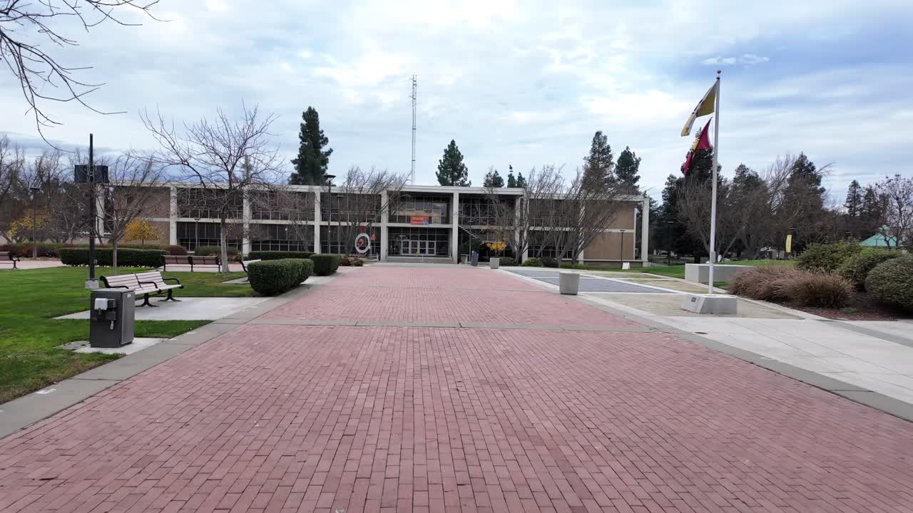 Este vídeo en primera persona por el campus de la Universidad Estatal de California, Stanislaus, captura el paisaje diario del campus y sus modernas instalaciones