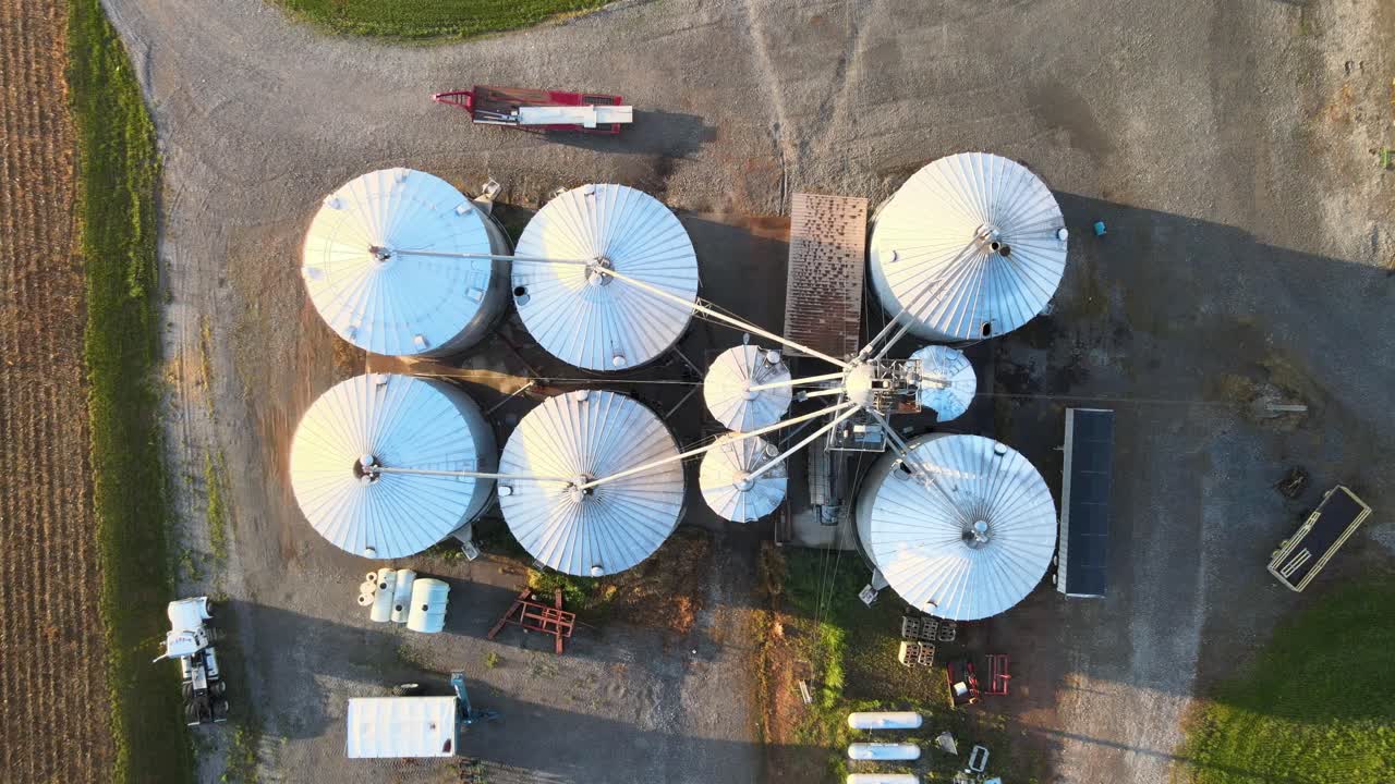 곡물 사일로의 오름차순 드론 오버헤드 샷