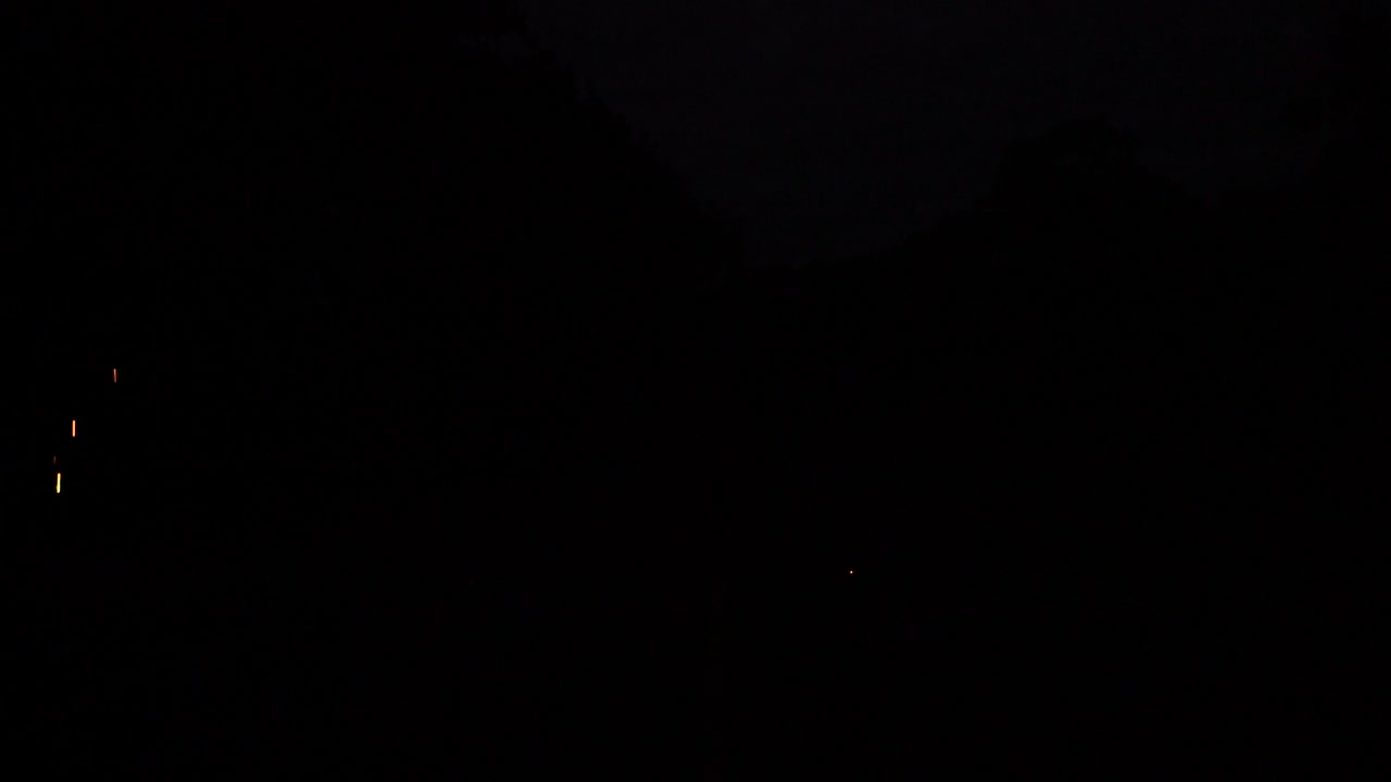 hombre girando fuego quemando lana de acero