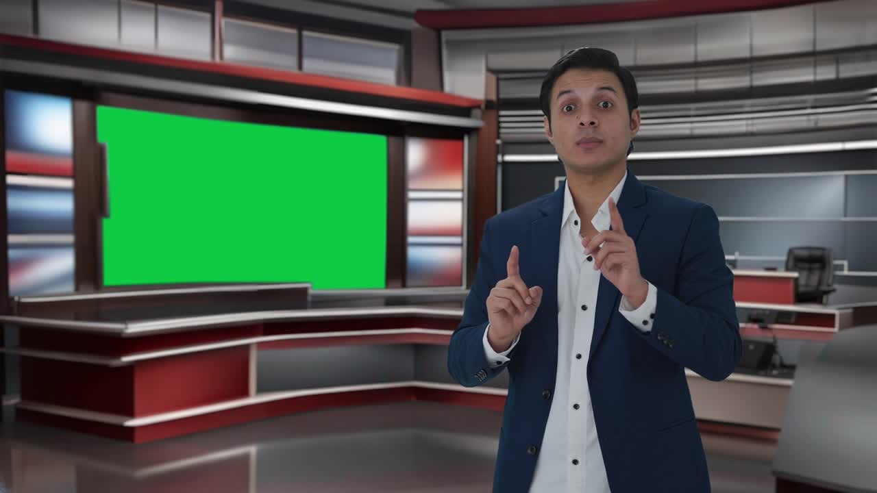 인디언 저널리스트 가 복사 공간 을 가리키고 이야기 하고 있다