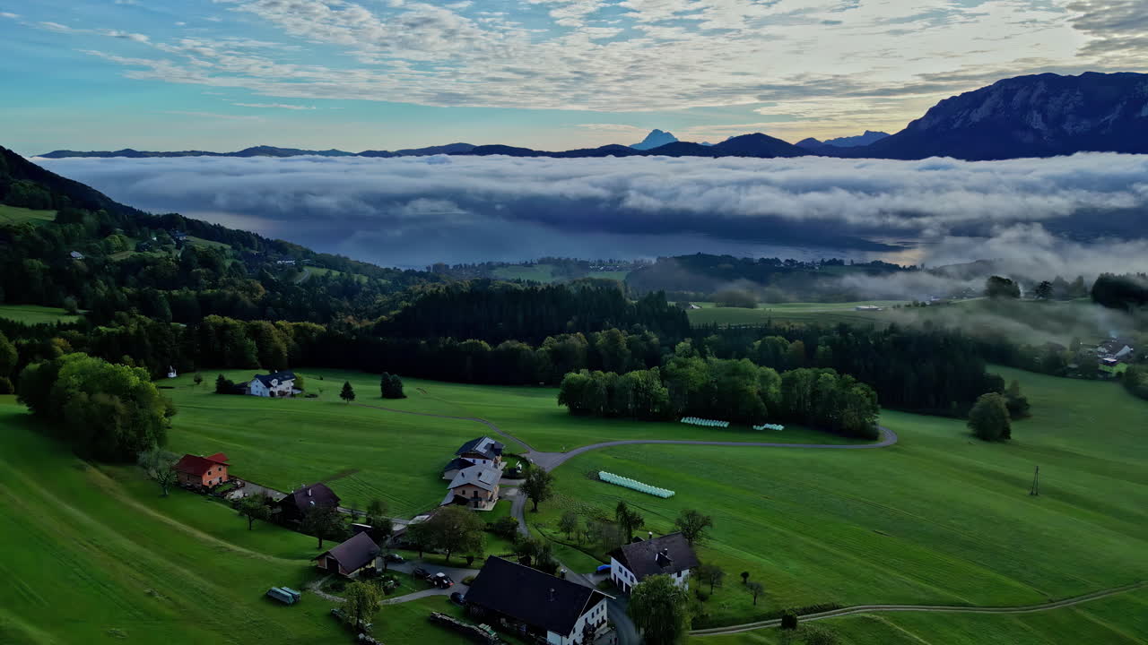 el pueblo de austria attersee es verdaderamente cautivador, con su impresionante vista panorámica en el valle, las nubes blancas prístinas que flotan por encima mejoran aún más el encanto etéreo