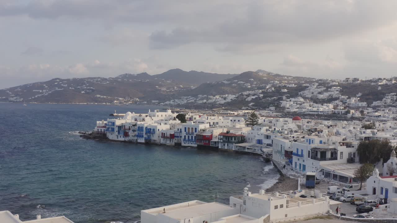 revelación de los molinos de viento de mykonos con la pequeña venecia en el fondo