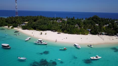 Kreisförmige-Bewegung-Um-Eine-Kleine-Tropische-Insel-Mit-Touristischen-Einrichtungen