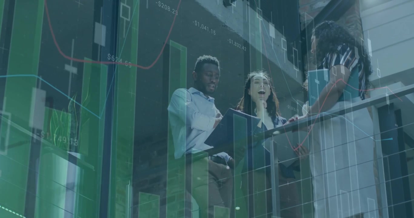 Équipe étudiant des graphiques animés après avoir feuilleté un classeur révélant une métrique commerciale positive.