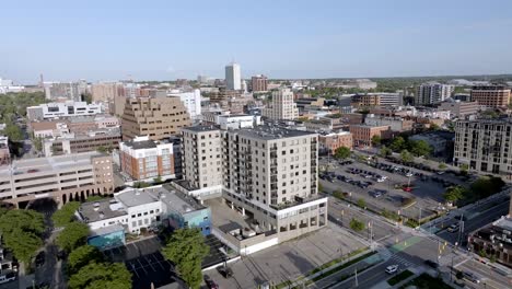 Downtown-Ann-Arbor,-Michigan-with-drone-video-pulling-out