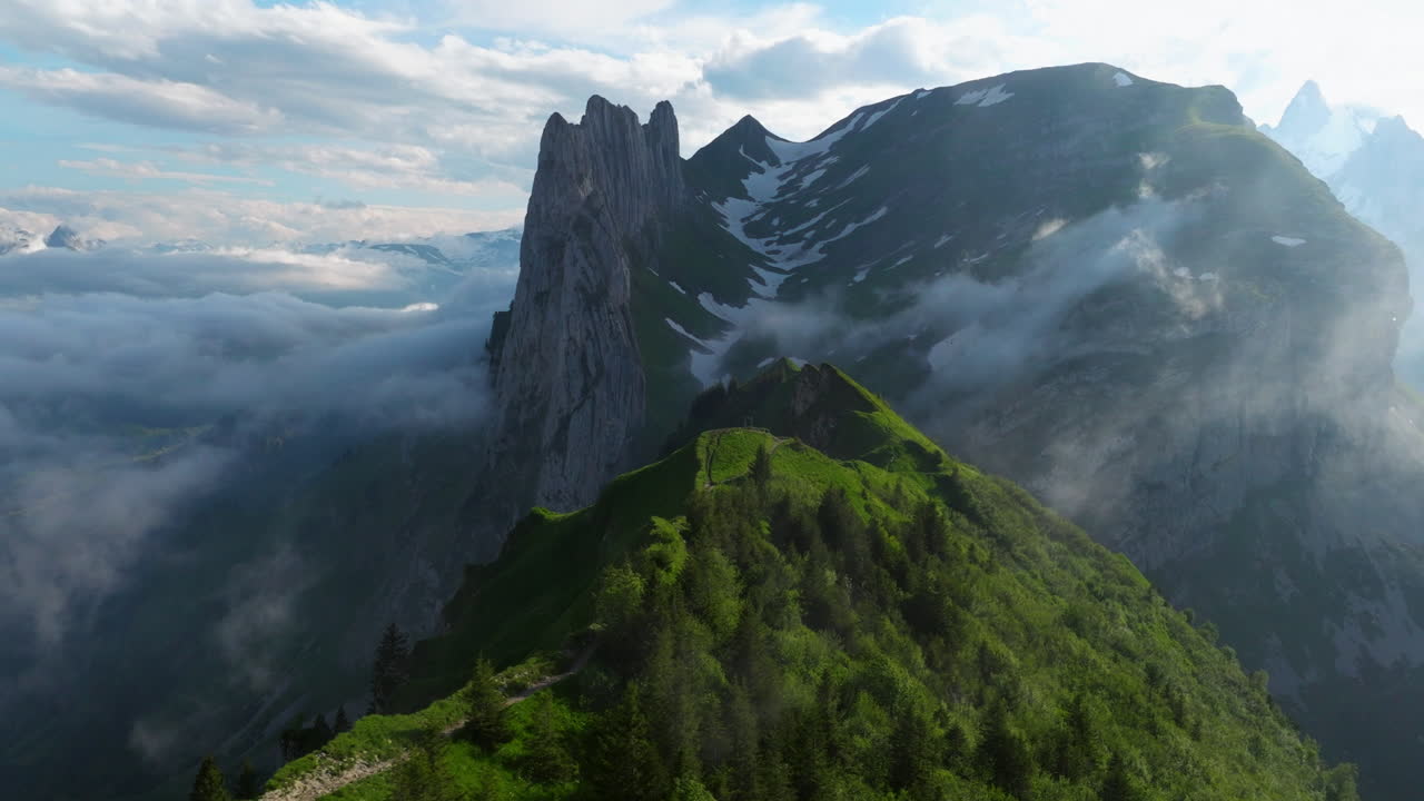 la escarpada cresta de la montaña saxer lucke con niebla en los alpes de appenzell, suiza