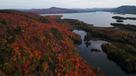 Toma-Aérea-Sobre-El-Típico-Paisaje-Canadiense-Durante-El-Otoño-En-Quebec,-Mont-Sourire-Y-El-Lago-Ouareau,-Otoño,-Provincia-De-Quebec,-Canadá.