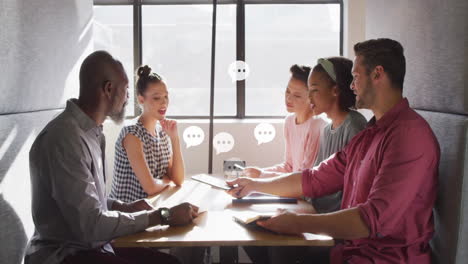reunión de negocios con animación de burbujas de habla sobre un equipo diverso discutiendo ideas