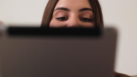 una chica usando una tableta.