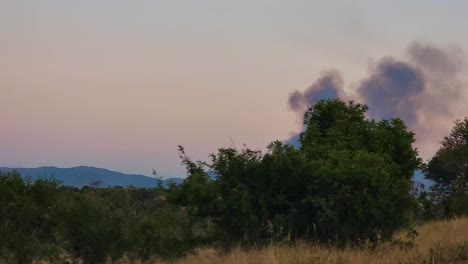 Panorama-Rápido-Y-Dinámico-De-Incendios-Forestales-Distantes-En-Un-Paisaje-Abierto