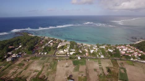 Toma-Aérea-De-La-Costa-De-Mauricio-Y-El-Océano-Índico.