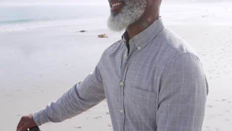 hombre maduro disfrutando del tiempo afuera junto al mar