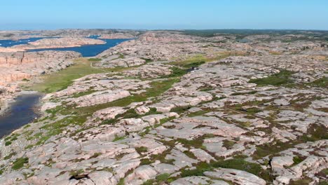 vista aérea de la reserva natural de valon en bohuslan, suecia, costa rocosa escarpada en un día soleado de verano, disparo de drones