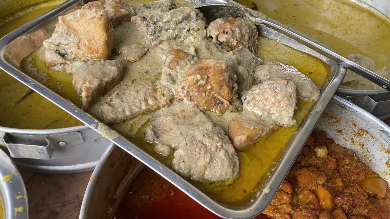 buffett indio de arriba hacia abajo en exhibición con varios currys y otras comidas tradicionales en un evento