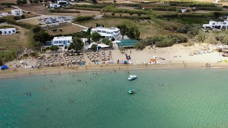 Los-Turistas-Disfrutan-De-La-Playa-Dorada-En-La-Isla-Griega-De-Paros.