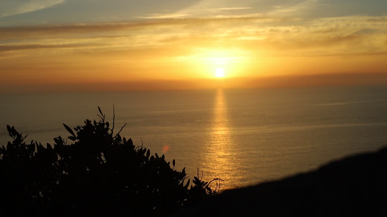 revelando una hermosa puesta de sol en córcega