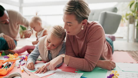 Mutter,-Kinder-Und-Hilfe-Beim-Zeichnen-Auf-Dem-Boden