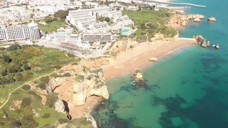 Seaside-resorts-overlooking-sand-beach-and-pristine-ocean,-Lagos,-Algarve