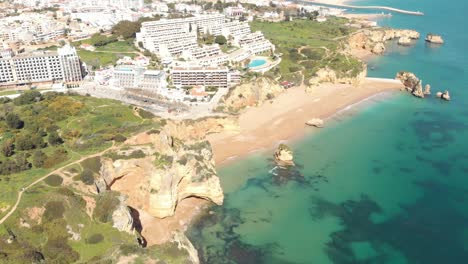 balnearios con vistas a la playa de arena y al océano prístino, lagos, algarve