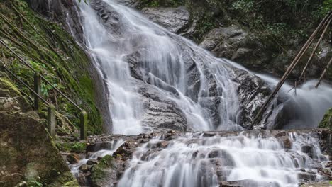 Lapso-De-Tiempo-De-Cascada-De-Larga-Exposición-Con-Agua-Sedosa-Dentro-De-La-Exuberante-Jungla