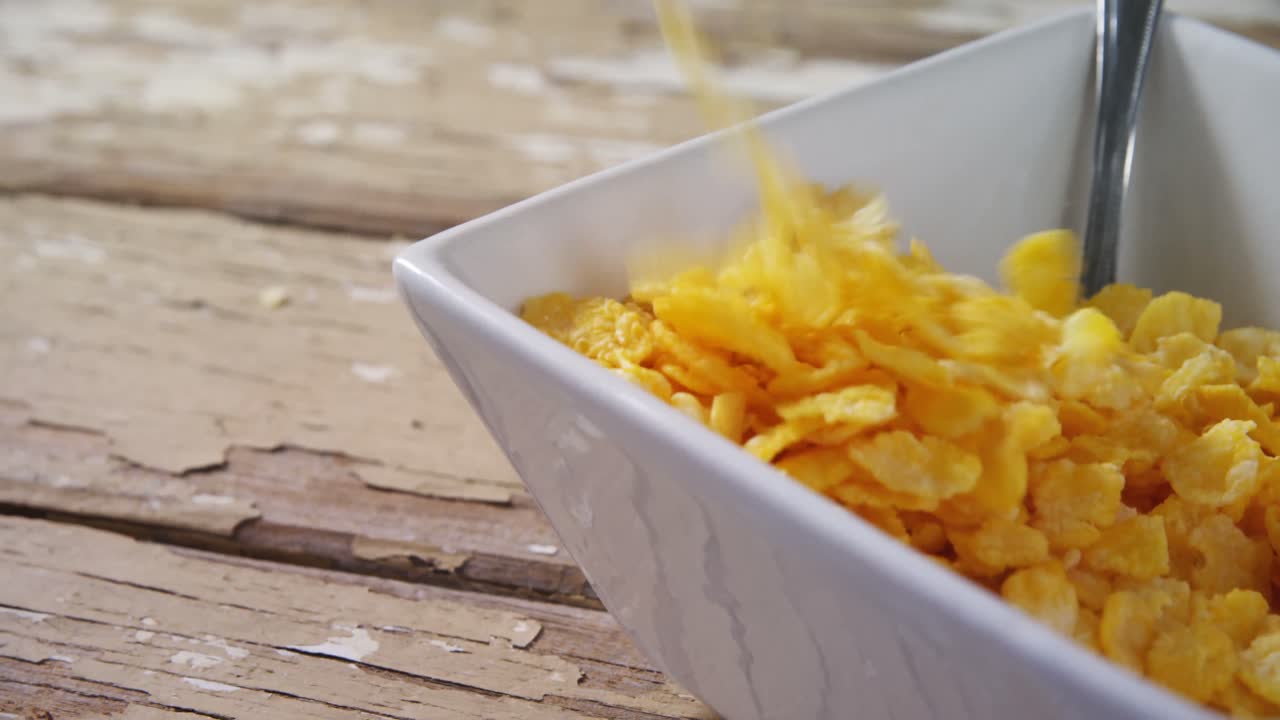 cereal de trigo que se derrama en un arco 4k