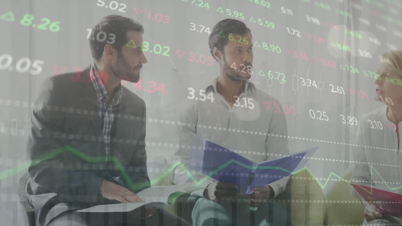 animación de números cambiantes sobre diversos compañeros de trabajo compartiendo ideas en la reunión en la oficina.