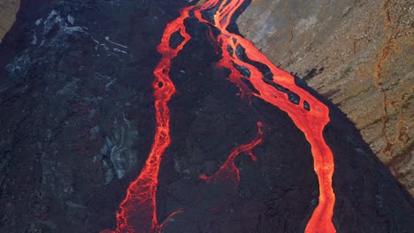 flujo de lava roja de la erupción volcánica en el monte fagradalsfjall, suroeste de islandia - toma aérea