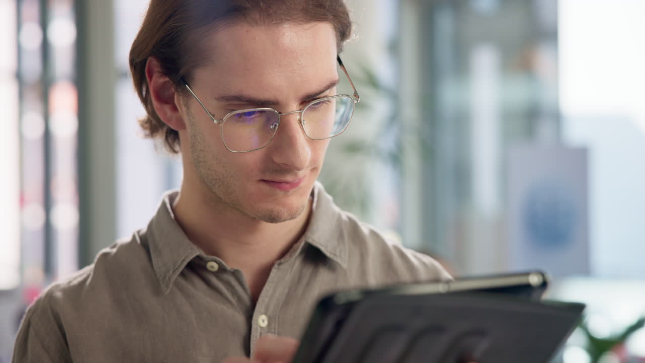 hombre usando tableta en la oficina