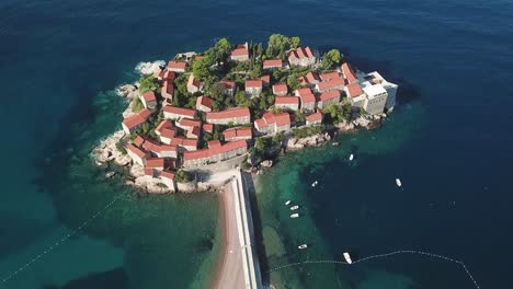 drone vuela sobre el destino de viaje escénico de la isla de sveti stefan en el municipio de budva, en la costa adriática de montenegro